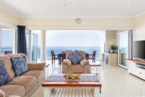 una sala de estar con un osito de peluche sobre una mesa en Lucien Sands 602, en Margate