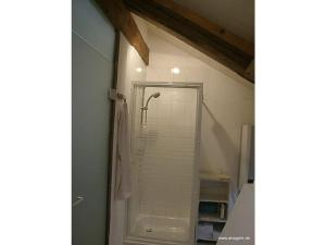 La salle de bains est pourvue d'une douche avec une porte en verre. dans l'établissement "Zum Kirchenschuster", à Schernfeld