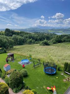 uma vista aérea de um parque infantil num campo em Górski Przystanek em Mizerna