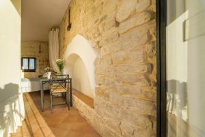 a stone wall in the hallway of a house at La Torre Storica in Bitonto