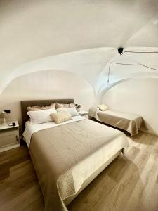 una camera bianca con 2 letti di Casa Historical Center a Napoli
