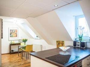 een keuken met een aanrecht en een eetkamer bij Your temporary home in Oldenburg in Oldenburg