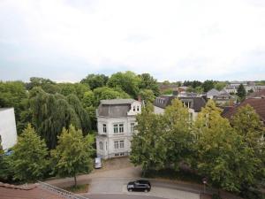 una vista aérea de una casa blanca en una ciudad en Holiday Apartment 2 Oldenbug en Oldenburg