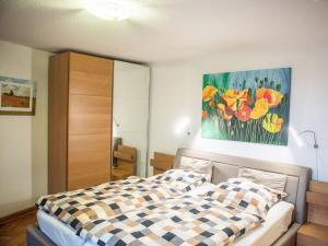 ein Schlafzimmer mit einem Bett und einem Wandgemälde in der Unterkunft Your temporary home in Oldenburg in Oldenburg