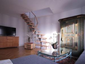 sala de estar con escalera y mesa de cristal en Holiday Apartment 2 Oldenbug en Oldenburg