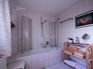 ein Badezimmer mit einer Dusche, einer Badewanne und einem WC in der Unterkunft Holiday Apartment 2 Oldenbug in Oldenburg
