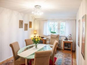 ein Wohnzimmer mit einem Glastisch und Stühlen in der Unterkunft Holiday Apartment 2 Oldenbug in Oldenburg