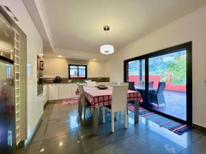 Kuchyň nebo kuchyňský kout v ubytování Casa Saramago by AnaLodges