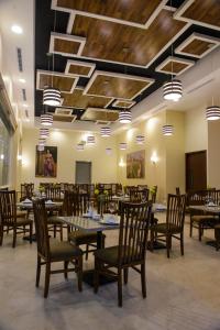 uma sala de jantar com mesas e cadeiras e tectos em madeira em Hotel Santorian em Hermosillo