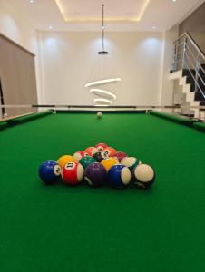 Galeriebild der Unterkunft Ultra Luxurious 4BHK Villa with Swimming Pool, Jacuzzi & Pool Table in Indore