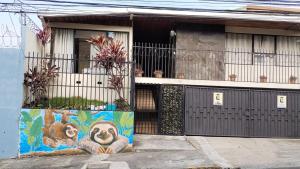 una casa con una pintura de un simio a su lado en Casa Escalante Hostel, en San José