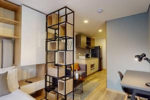een woonkamer met een boekenplank in een kamer bij gAº Ideal apartamento en Cabrera in Bogota