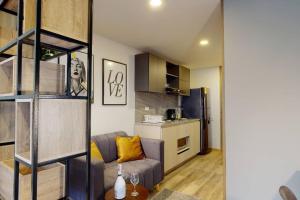 een woonkamer met een bank en een keuken bij gAº Ideal apartamento en Cabrera in Bogota