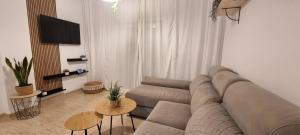 un soggiorno con un divano e un tavolo di Natural Home Beach - Apartamento con aire a Roquetas de Mar