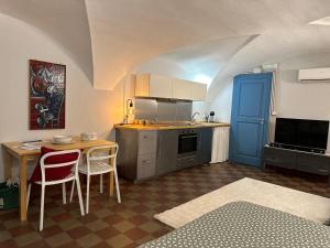 Nhà bếp/bếp nhỏ tại Sicilian Vibes Flat in Palazzo Storico
