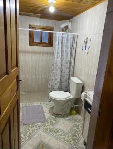 a bathroom with a toilet and a shower at Chalé Boutique Recanto dos Ursos in São Joaquim