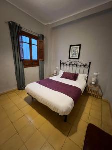 ein Schlafzimmer mit einem großen Bett in einem Zimmer in der Unterkunft Almendra A Vitalba Apartments in Lanjarón