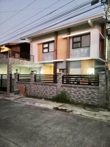 una casa con una valla delante en La Maison transient house, en Calapan
