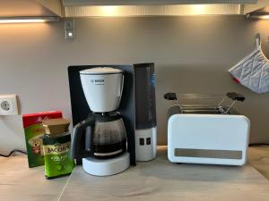 a coffee maker and a blender on a counter at Moderne stilvolle Gästewohnung in Werdau