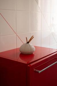 uma bancada de vidro com uma tigela em cima em Una rosa sul mare Monopoli em Monopoli mais 12 fotografias