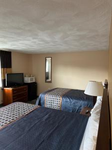 Postel nebo postele na pokoji v ubytování Wickford Motor Inn