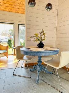 een tafel met een vaas erop in een kamer bij Balfala domki nad morzem in Ostrowo