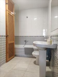 y baño con lavabo, aseo y bañera. en Casa Delta La Herradura, en La Herradura
