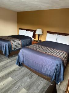 Postel nebo postele na pokoji v ubytování Wickford Motor Inn