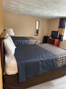 Postel nebo postele na pokoji v ubytování Wickford Motor Inn