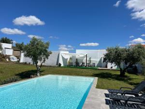 basen w ogrodzie domu w obiekcie Monte da Alameda w mieście Santa Luzia