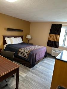 Postel nebo postele na pokoji v ubytování Wickford Motor Inn