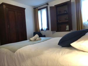 een slaapkamer met een groot bed met 2 kussens erop bij Tre Grazie - Quando il viaggio offre l'esperienza in Possagno