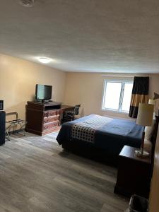 Postel nebo postele na pokoji v ubytování Wickford Motor Inn