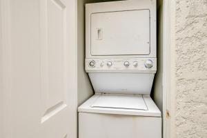 una lavadora y secadora blancas en una habitación en Anaheim Studio with Fireplace 14 Mi to Disneyland!, en Anaheim