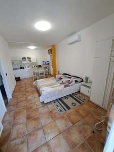 - une chambre avec un lit et du carrelage dans l'établissement István Apartmanok, à Keszthely