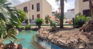 una piscina di fronte a un edificio di holiday home LG a San Vito lo Capo