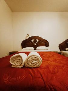 a bedroom with a bed with towels on it at Casa Familiar El Carmen in Cusco