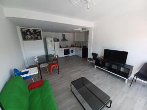 sala de estar con sofá y mesa con sillas en Apartamento Arrufat&Osorio, en Granada