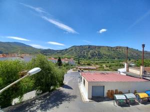 desde el balcón de un edificio con sillas en Apartamento Arrufat&Osorio, en Granada
