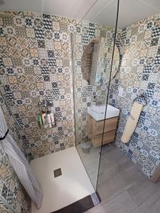 y baño con ducha, aseo y lavamanos. en Apartamento Arrufat&Osorio, en Granada