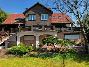 ein großes Haus mit einem roten Dach in der Unterkunft Insko Home & Sauna in Ińsko