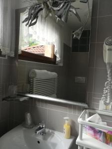 a bathroom with a sink and a mirror at B&B OLTRA in Lamon