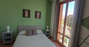 una camera da letto con un letto e una porta scorrevole in vetro di holiday home LG a San Vito lo Capo