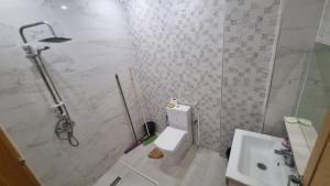 La salle de bains est pourvue d'une douche, de toilettes et d'un lavabo. dans l'établissement Résidence la belle vie, à Berkane