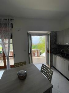 eine Küche mit einem Tisch und einer Schüssel darüber in der Unterkunft Parco Nonna Nina in Castellammare di Velia