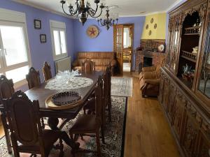 een eetkamer met een eettafel en een woonkamer bij TU REFUGIO RIBEIRA SACRA consulta descripción anfitrión in Lugo