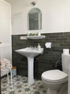 bagno con lavandino, servizi igienici e specchio di Tree & B a Bruges