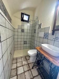 uma casa de banho com um WC e um lavatório em “Piccola Pajara” : finestra sul mare! em Marittima