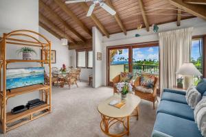 - un salon avec un canapé bleu et des lits superposés dans l'établissement Po'ipu Paradise, Ocean View Retreat, Beach Access, à Koloa
