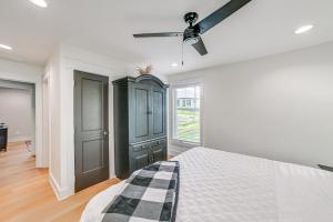 1 dormitorio con 1 cama y ventilador de techo en Modern Kentucky Lake Home with Deck, Dock, View, en New Concord